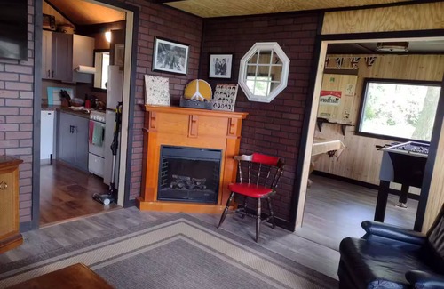 Colchester Cottage | "That 70's Cottage" (on Lake Erie!) Free Firewood!