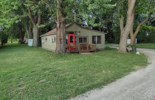 Colchester Cottage | "That 70's Cottage" (on Lake Erie!) Free Firewood!