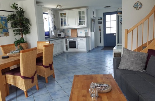 Glowe House | thatched roof house at the sea, pets welcome, fenced