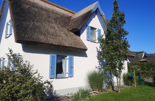 Glowe House | thatched roof house at the sea, pets welcome, fenced