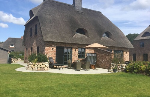 Tating House | Thatched roof DHH at the gates of St. Peter Ording