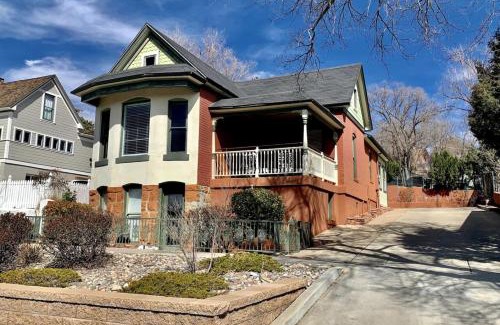 Nob Hill House | The 1900 House 1 Block From DT