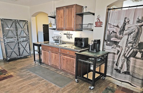 Goodyear Apartment | The 1940's AVIATOR's Master Suite Studio ~BUDGET friendly! Stellar Location!