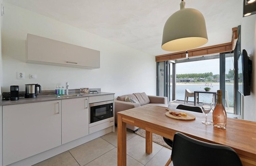 Ouddorp Hotel | The 2-person Studio Waterfront enjoys a unique location and is spread over two floors. The terrace overlooks the water.