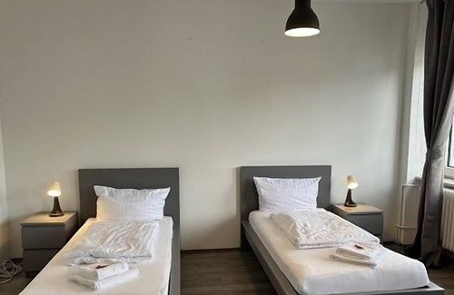 Bramfeld Apartment | The 35 m2 large guest room no. 11 in our apartment house Haldesdorfer Straße is equipped with a sofa bed, 2 single beds and a wardrobe.