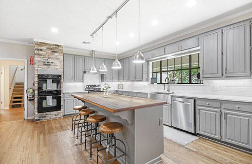 Crawford House | The 5 bedroom Gathering House with pool just 15 minutes outside of Waco, TX.