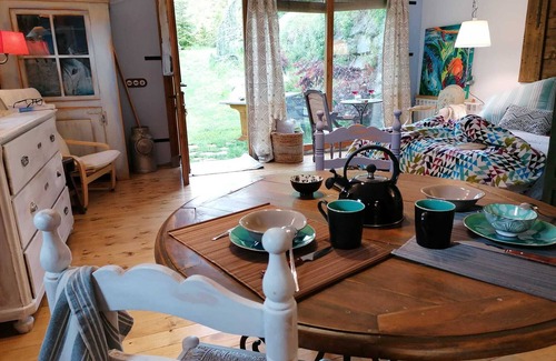 Vilallonga de Ter Apartment | The Artist's Workshop