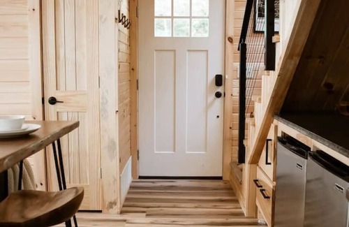 Rockbridge Apartment | The Acorn: Hot tub, Private Trail, Firepit, Swing
