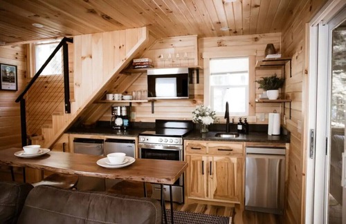 Rockbridge Apartment | The Acorn: Hot tub, Private Trail, Firepit, Swing