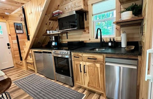 Rockbridge Apartment | The Acorn: Hot tub, Private Trail, Firepit, Swing