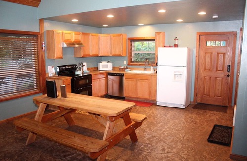 Randle Cabin | The Adams Chalet perfect for family or friends. Pet-friendly, Hot tub, WIFI, AC