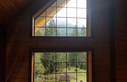 Randle Cabin | The Adams Chalet perfect for family or friends. Pet-friendly, Hot tub, WIFI, AC