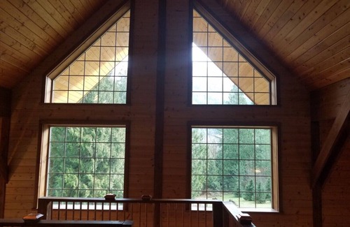 Randle Cabin | The Adams Chalet perfect for family or friends. Pet-friendly, Hot tub, WIFI, AC