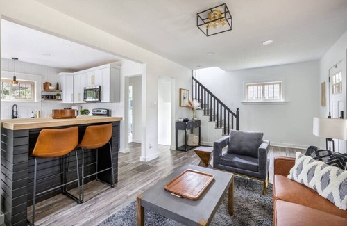 Highland Square House | The Akron Retreat | Modern 3-Bedroom Oasis