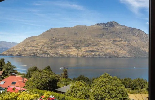 Sunshine Bay House | The Alpine - Queenstown Holiday Home