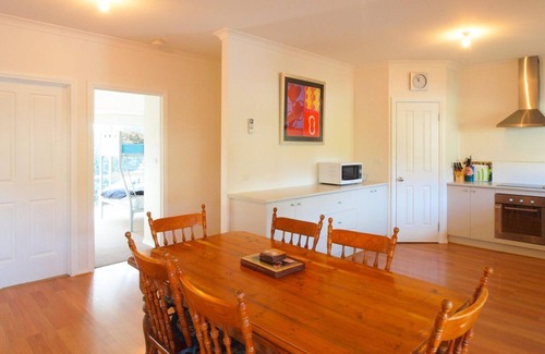 Marysville House | THE ANGELINA - Centre of town overlooking Gallipoli Park
