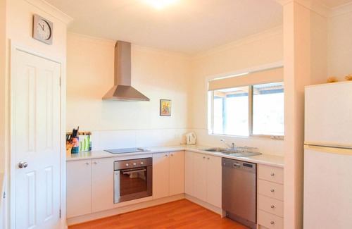Marysville House | THE ANGELINA - Centre of town overlooking Gallipoli Park