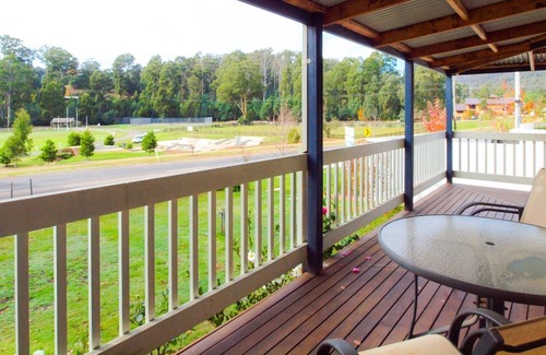Marysville House | THE ANGELINA - Centre of town overlooking Gallipoli Park
