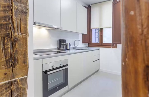 Huertas Apartment | The Artist Apartment Madrid! Perfect for big groups!