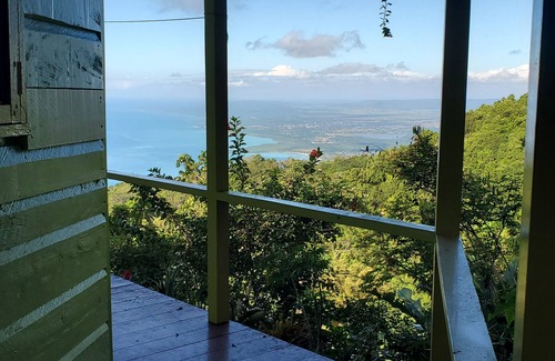 Bluefields House | The Artist cabin is a mountain cabin overlooking the sea and coastline