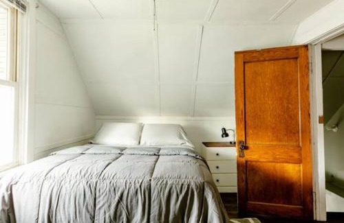 Irving Park East Apartment | The Avondale Attic