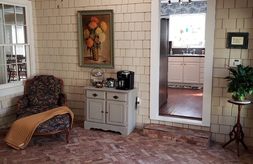 Tyler House | The Azalea Cottage, Bergfeld Park!