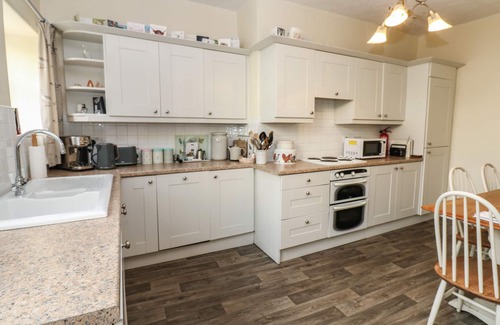 Staindrop House | THE BACK HOUSE, pet friendly, with hot tub in Staindrop
