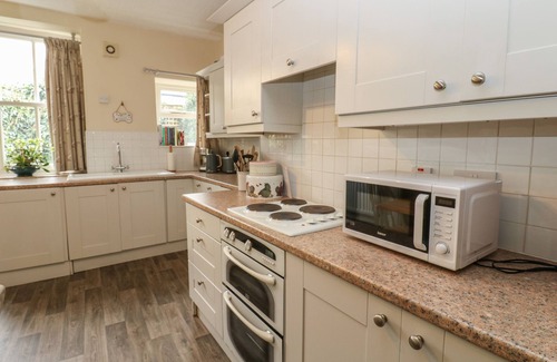 Staindrop House | THE BACK HOUSE, pet friendly, with hot tub in Staindrop