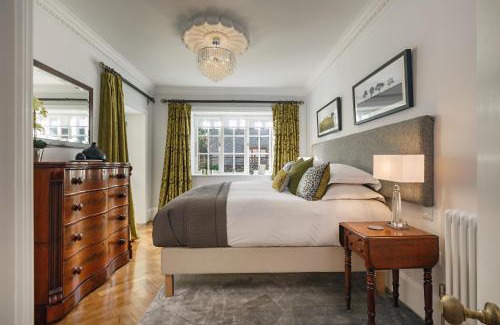 Holt House | The Ballroom