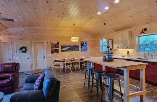 Tennga House | The Barn at Frog Hollow, Delano. Rare find with 5 bedrooms, sleeps up to 15!