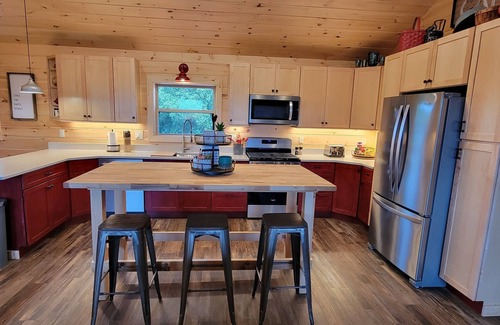 Tennga House | The Barn at Frog Hollow, Delano. Rare find with 5 bedrooms, sleeps up to 15!
