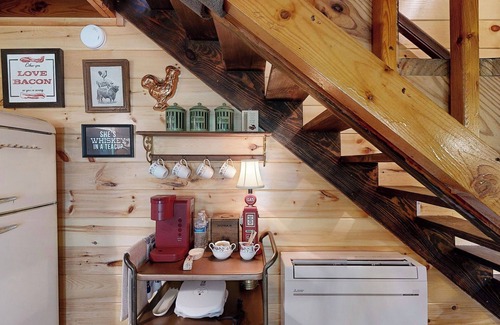 Alcoa House | The Barn at Toad Hill. Pet friendly, close to Smokies, Airport. Brand new!