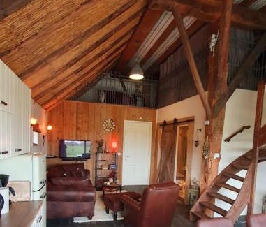 Oldekerk Apartment | The Barn - Aurora Hoeve - loft met jacuzzi