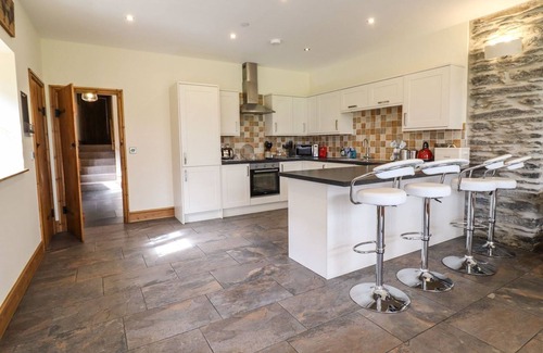 Corwen Cottage | THE BARN, family friendly, with hot tub in Corwen
