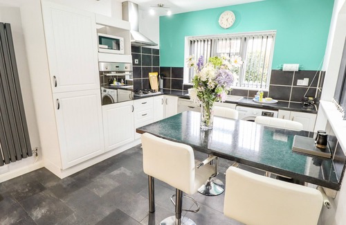 Glentham House | THE BARN, pet friendly, with a garden in Snitterby
