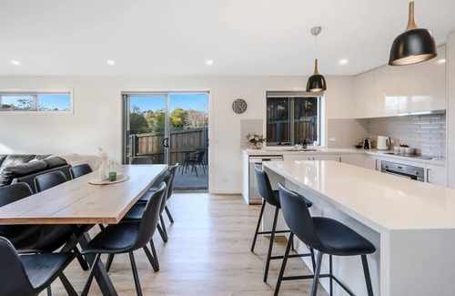 Blackmans Bay House | "The Bay Townhouse"-3 Bed, 2.5 Bath-500m to Beach