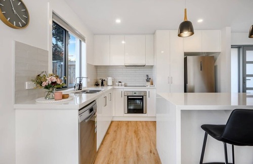 Blackmans Bay House | "The Bay Townhouse"-3 Bed, 2.5 Bath-500m to Beach