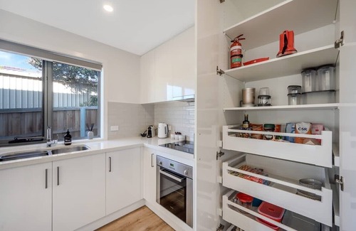 Blackmans Bay House | "The Bay Townhouse"-3 Bed, 2.5 Bath-500m to Beach
