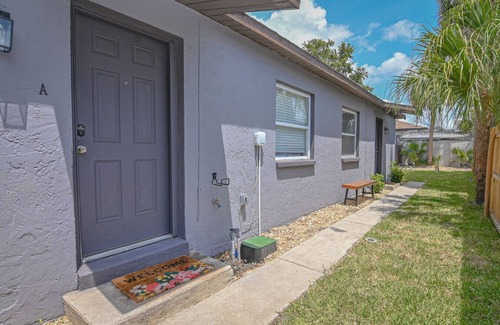 North Hyde Park Villa | The Bayside Retreat – Modern 2BR Villa Near Downtown Tampa w/Parking & Wi-Fi