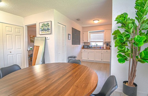 North Hyde Park Villa | The Bayside Retreat – Modern 2BR Villa Near Downtown Tampa w/Parking & Wi-Fi