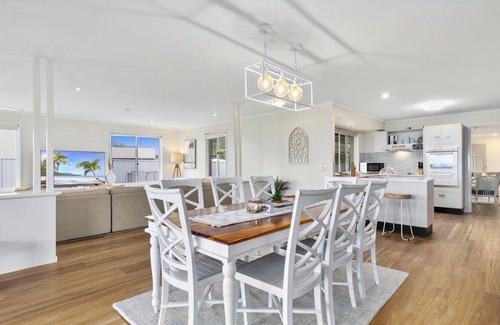 Beachmere House | THE BEACH HOUSE - ABSOLUTE BEACHFRONT RETREAT
