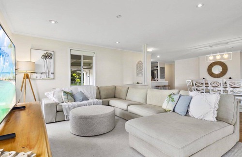 Beachmere House | THE BEACH HOUSE - ABSOLUTE BEACHFRONT RETREAT