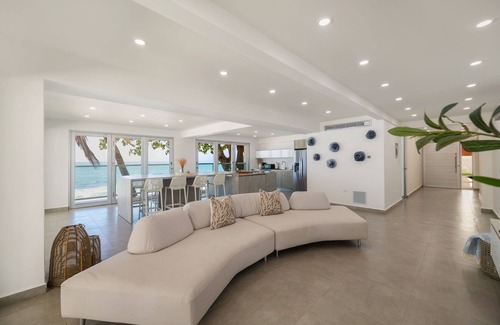 Guaniquilla House | The Beach House Private Pool