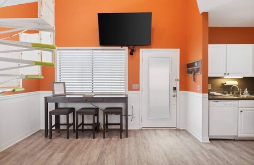 Holiday Beach Condo | The Beach & The Bum! 2- Min Walk to The Beach!