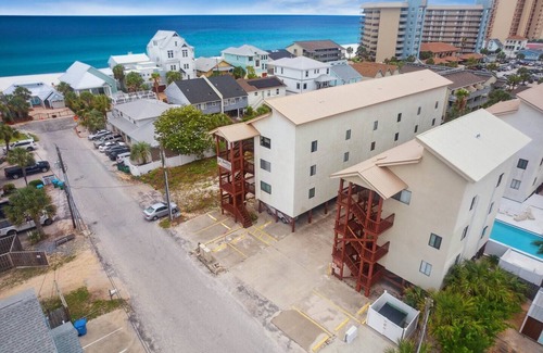 Holiday Beach Condo | The Beach & The Bum! 2- Min Walk to The Beach!