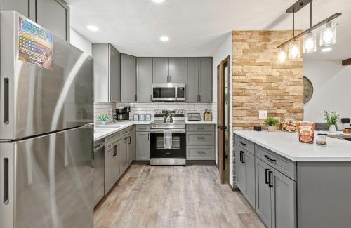 Village at Camelback House | The Bears Den by AvantStay Prime Location Renovated w Movie Game Room