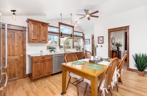 University Park Apartment | The Beautiful Bear’s Den! Walk to Old Town & CSU!