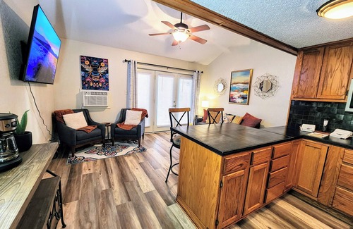 Mid America Condo | The Bee's Knees'