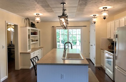 Glouster House | The Beehive at Bigfoot Hollow