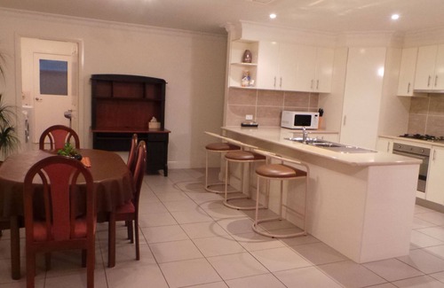 South Tamworth House | The Bell House- FREE WiFi/FOXTEL,0PEN-PLAN LIVING